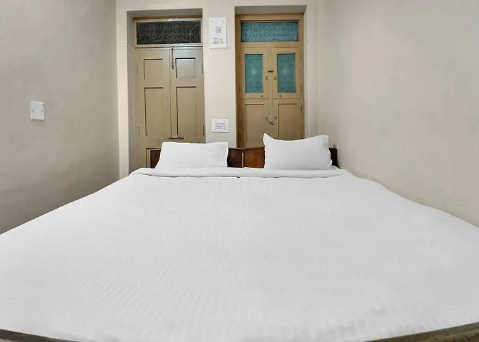 Spot On 82515 Mohan Lodge